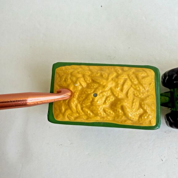 Vintage John Deere Tractor Hay Trailer Salt Pepper Shakers Porcelain/Ceramic - Picture 4 of 12